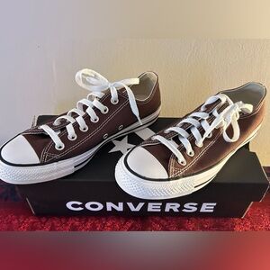 Converse Low Top Sneakers in brown with White Accents